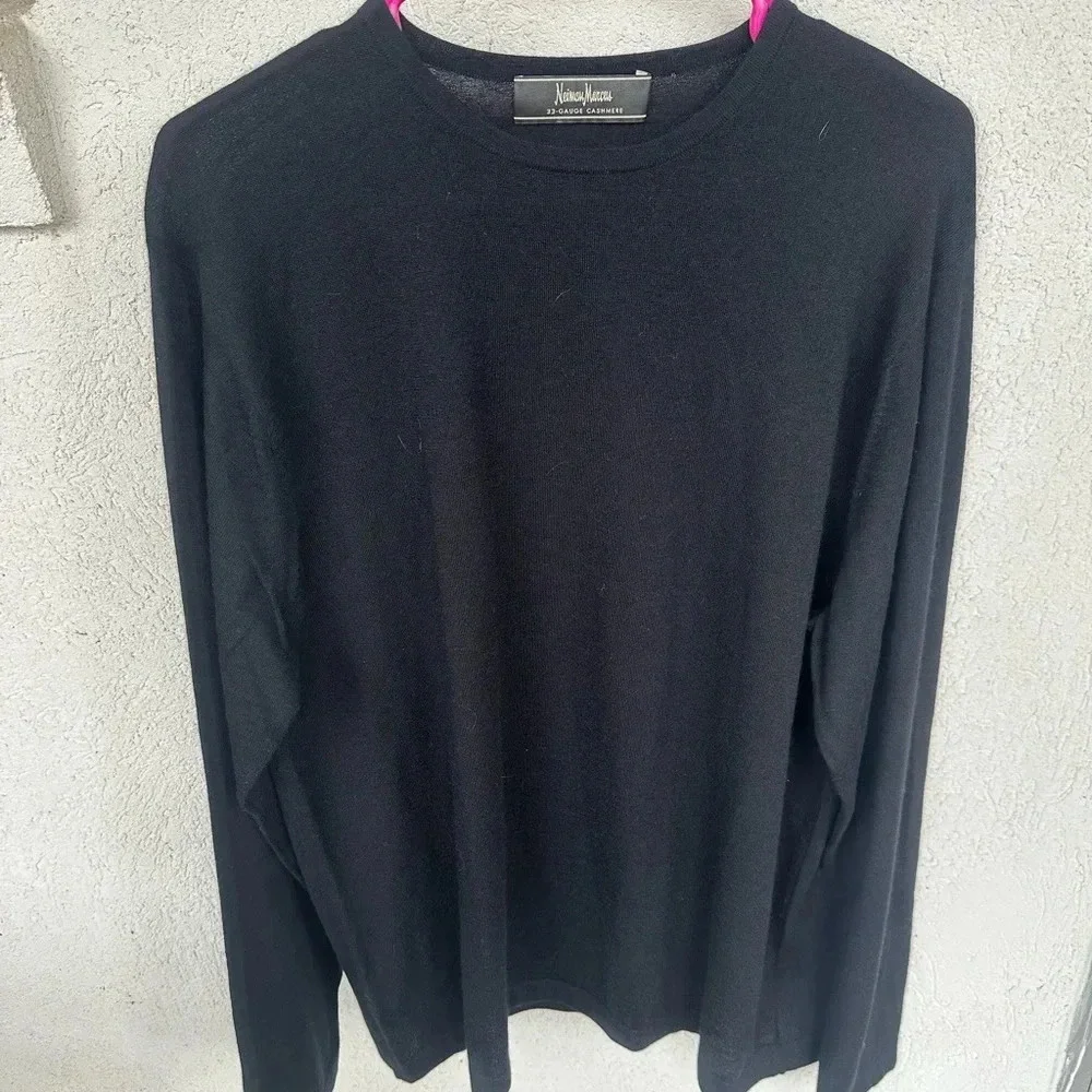 Neiman Marcus 33 gauge cashmere sweater. Black. Lightweight. High quality. Soft